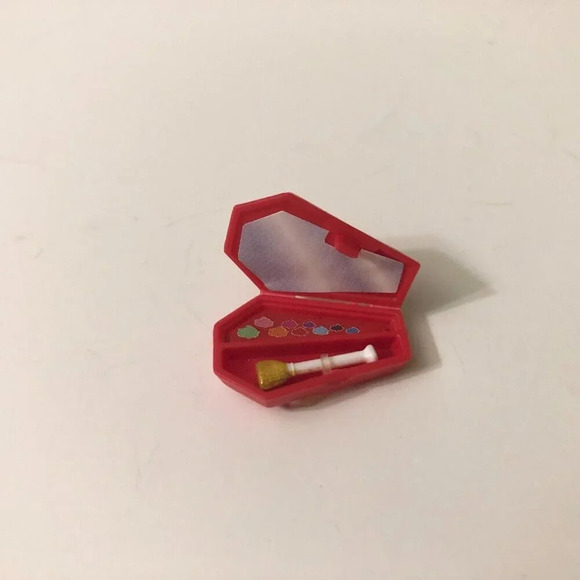 Monster High Doll Operetta Dot Dead Gorgeous Red Compact with Brush iCoffin Cell - Picture 9 of 15